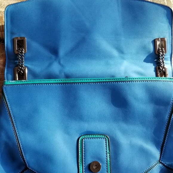 Blue/Green Purse with chain strap - Picture 8 of 9